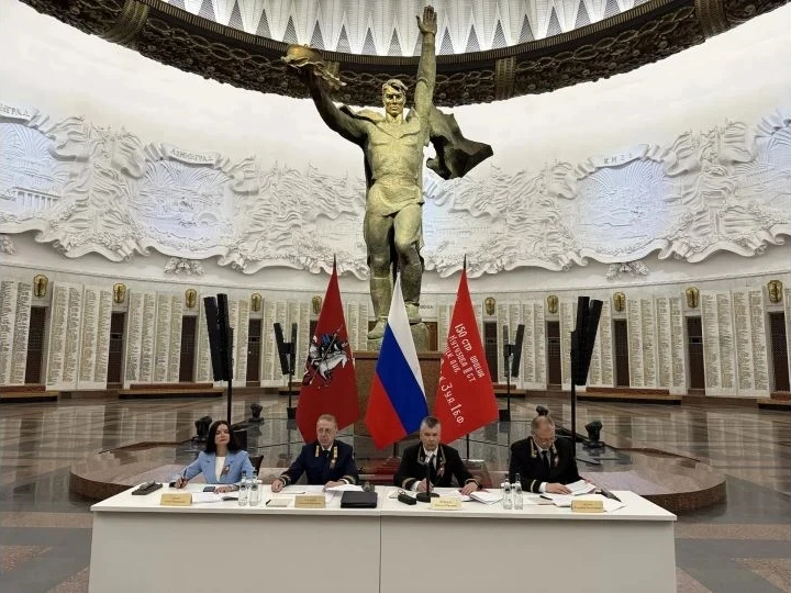 На фото совещание членов Совета судей РФ в  Зале Славы Музея Победы. В центре бронзовая скульптура "Солдат-Победитель". Перед ним копия Знамя Победы, Триколор и флаг г. Москвы